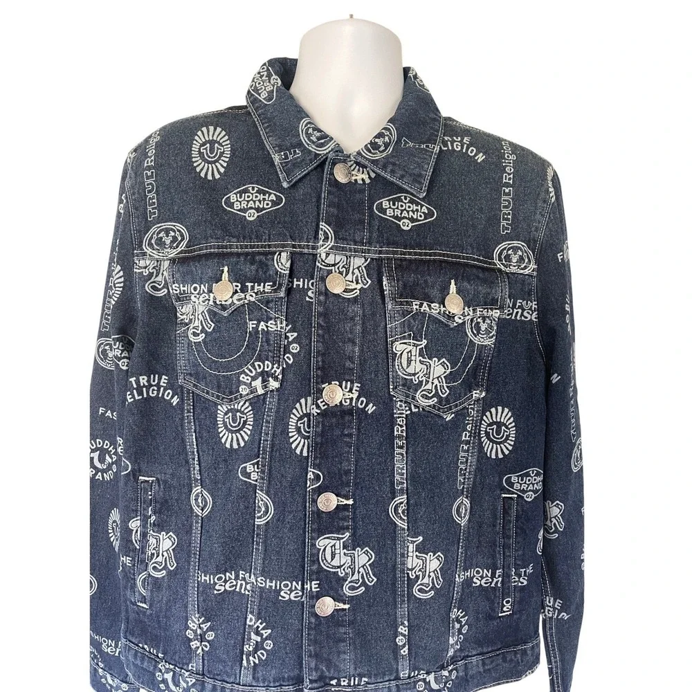 True Religion AOP Logo Denim Trucker Jacket Blue‎ Jean 700703 Mens L NWT